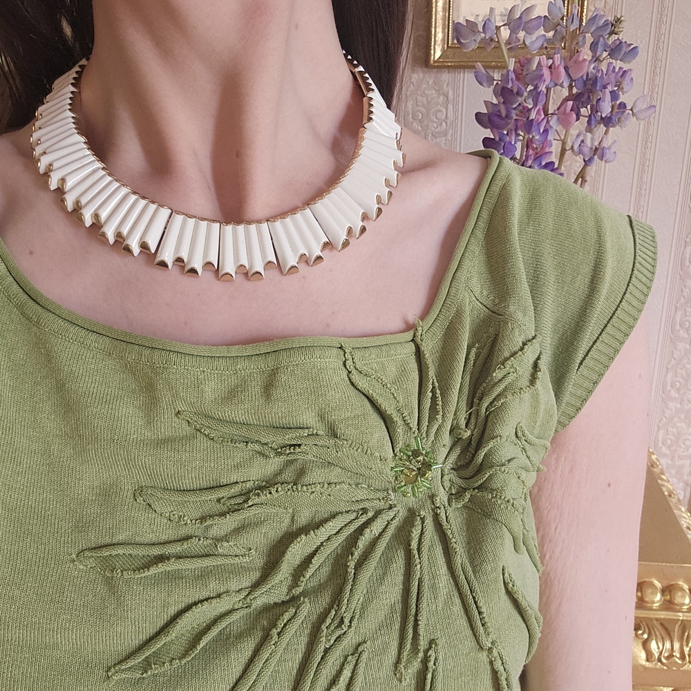 Trifari Elegant White and Gold Necklace